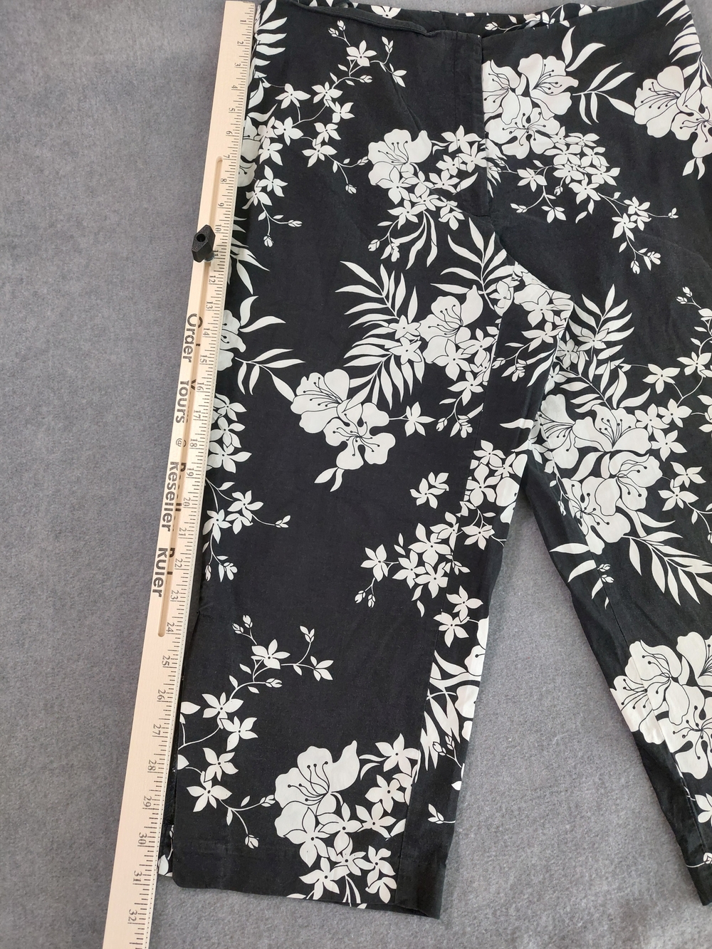 Venezia Jeans Black White Floral Capri Crop Pants Plus Size 16 Mid Rise Slit Hem - Picture 3 of 11